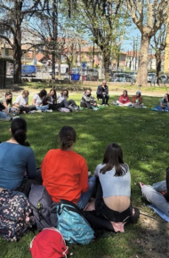 persone sedute in cerchio